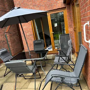Holiday home Entire -4 Bedrooms Detached House With Driveway, Nottingham