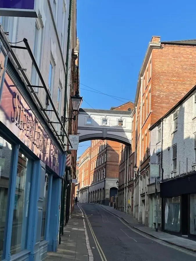 Central Nottingham Gem - Luxurious 2-Bed Apartment